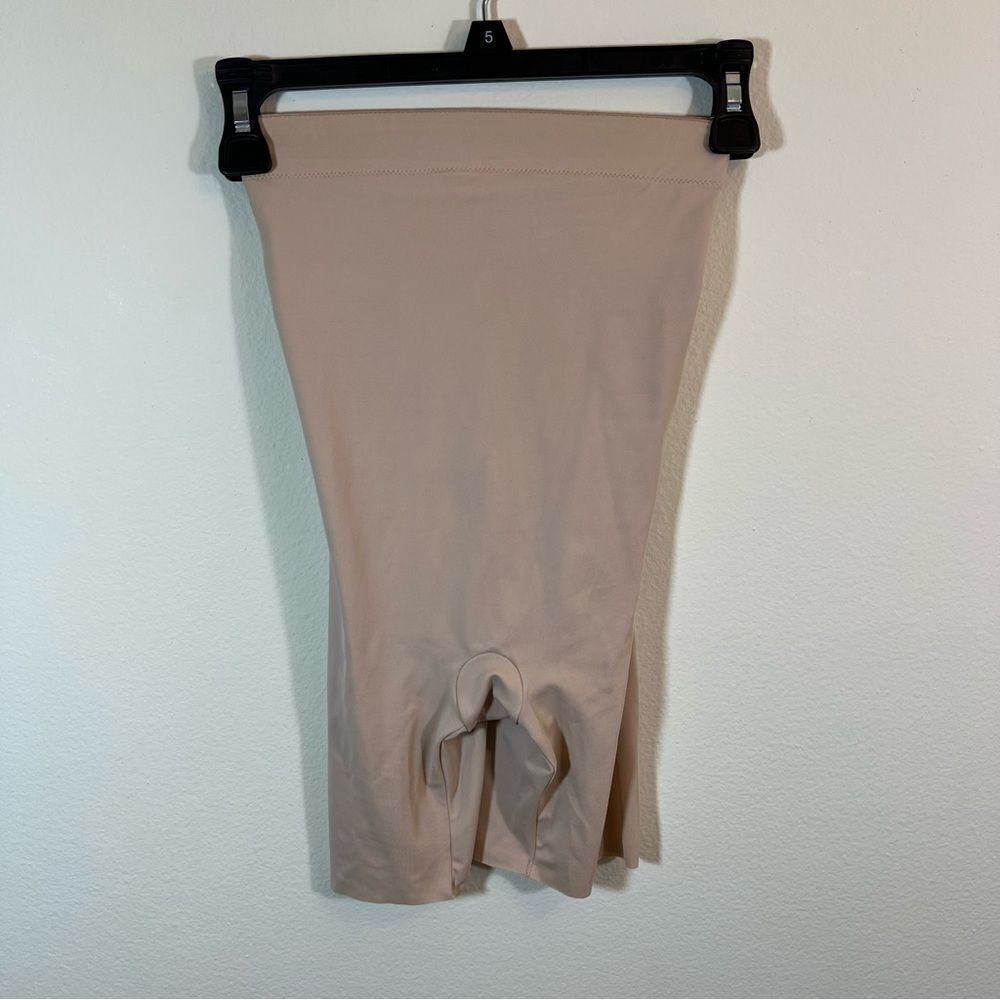 ✨ Assets by Spanx Women’s Cream Spandex Shorts Small